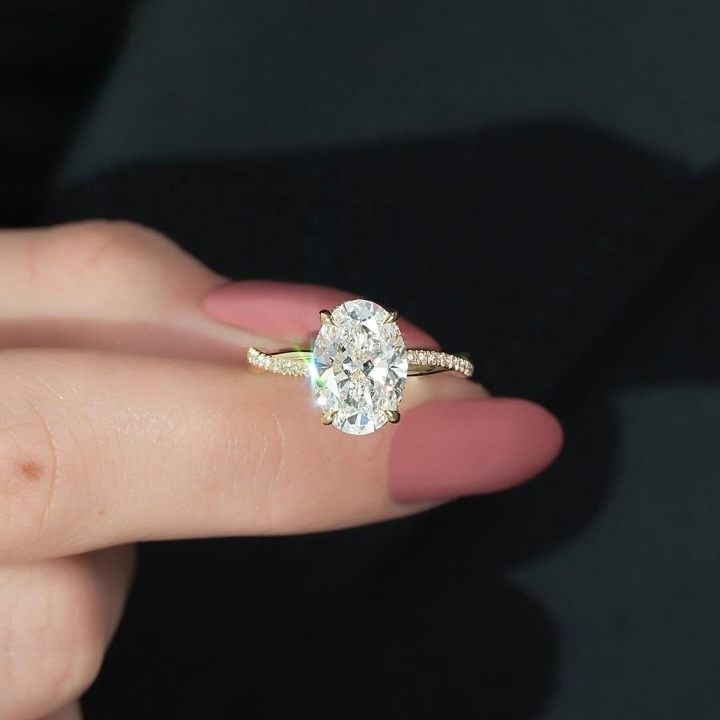 Oval Twisted Pavé Hidden Halo Ring