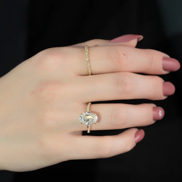 Oval Twisted Pavé Hidden Halo Ring