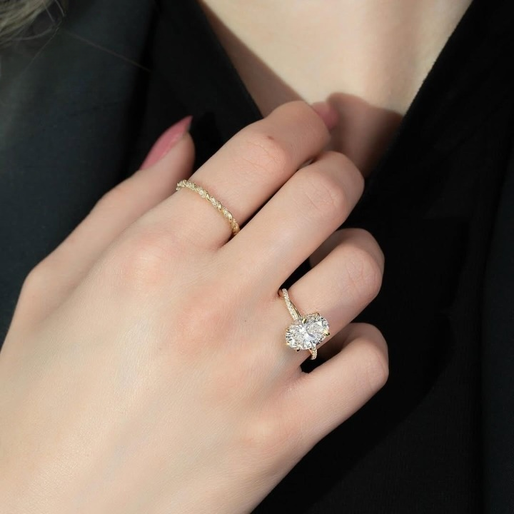 Oval Twisted Pavé Hidden Halo Ring