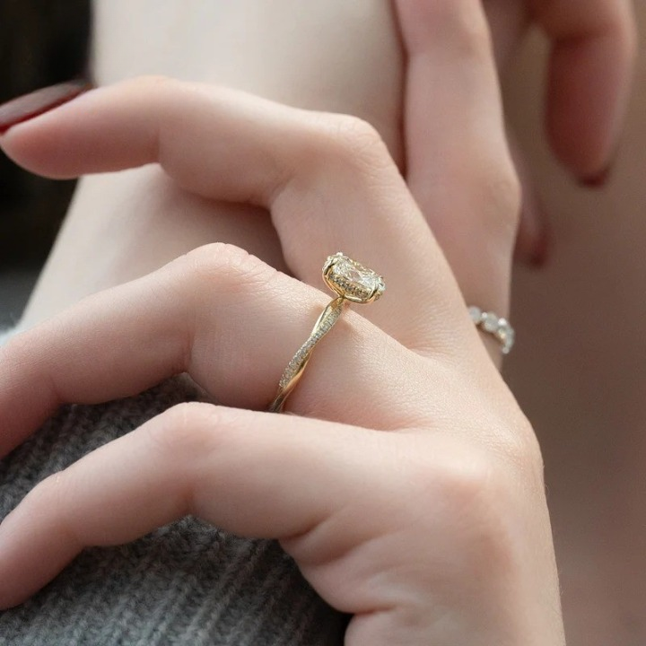 Oval Twisted Pavé Hidden Halo Ring