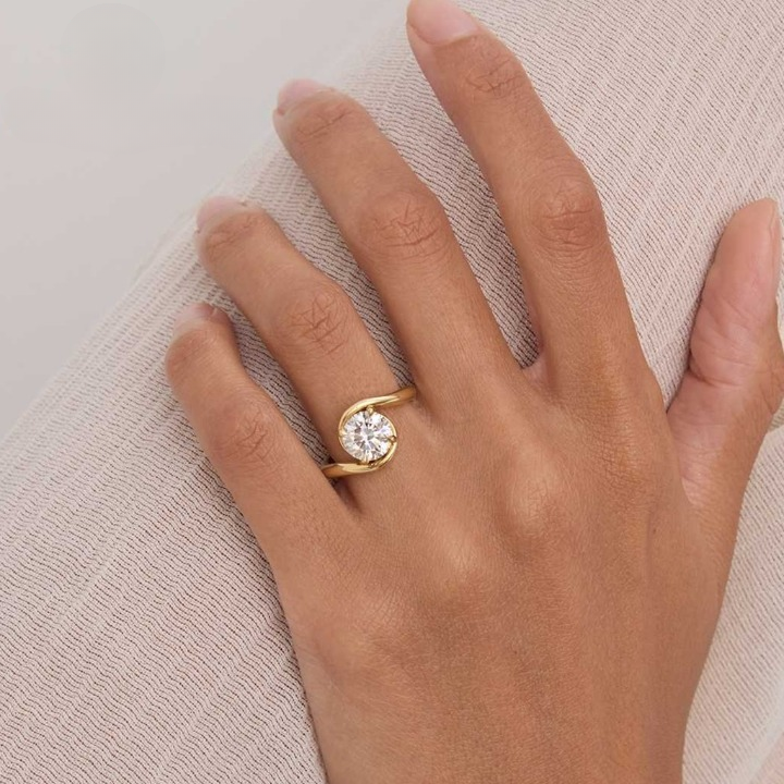 Round Bypass Solitaire Ring