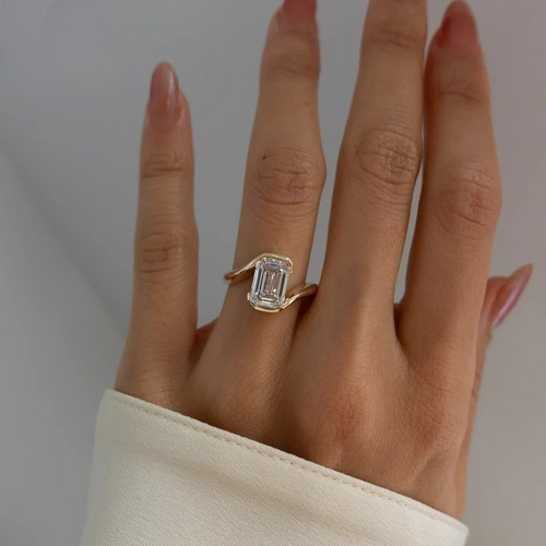 Exquisite Diamond Engagement Ring in Solid Gold