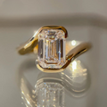 Exquisite Diamond Engagement Ring in Solid Gold