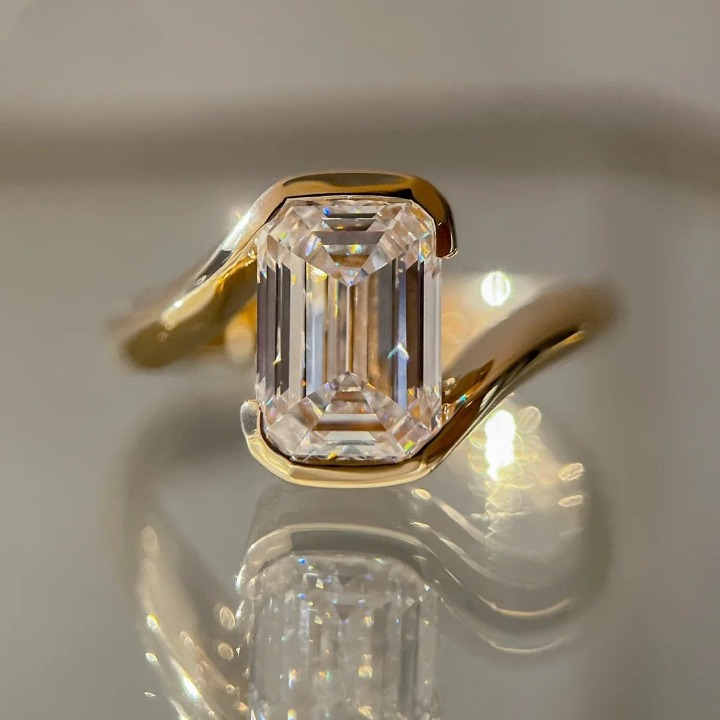 Exquisite Diamond Engagement Ring in Solid Gold